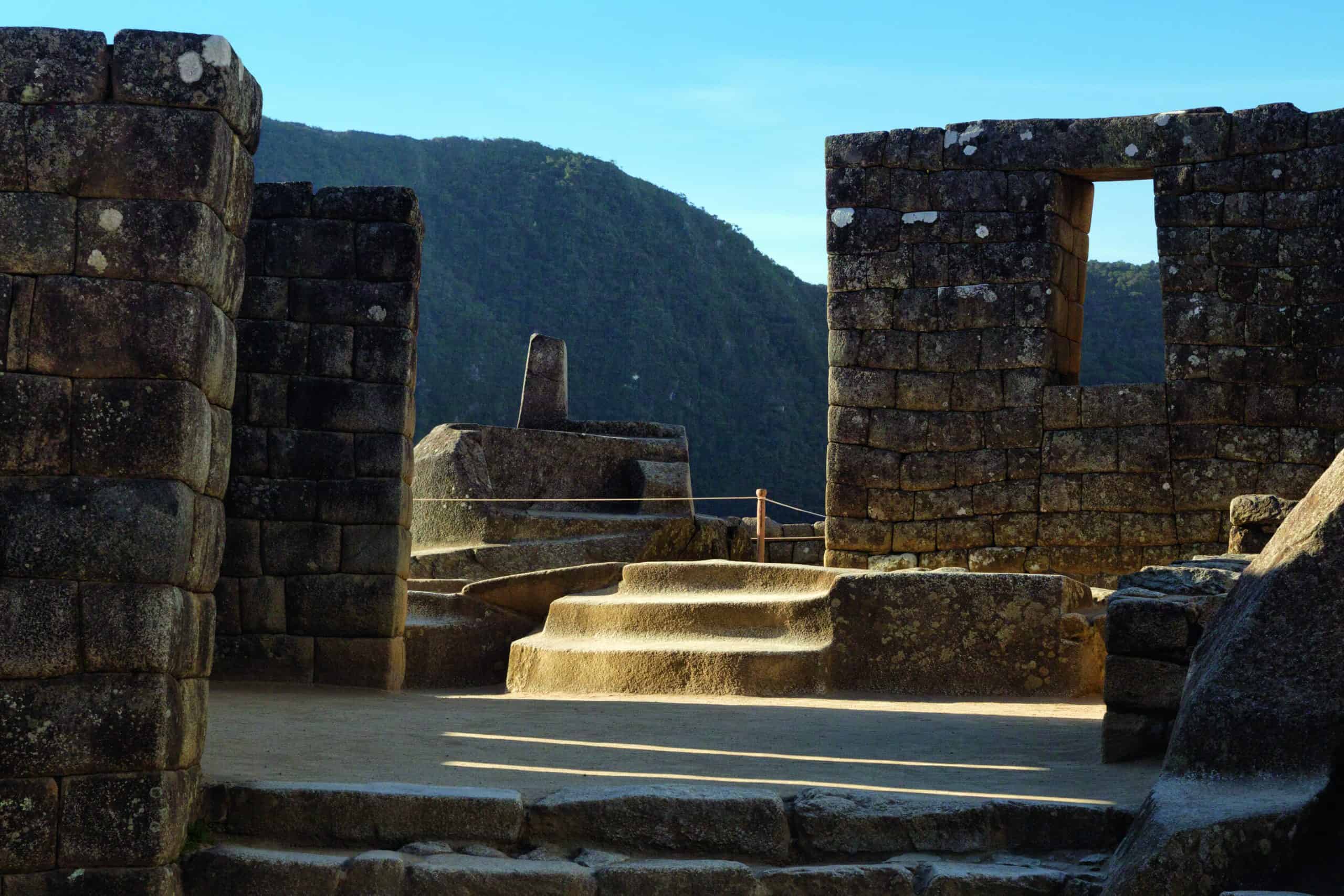 Intihuatana o reloj solar en la ciudadela de Machu Picchu