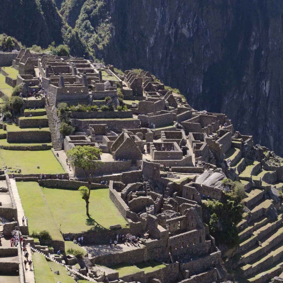 Vista de la Zona de los Morteros y el Grupo de las Tres Portadas en la Ciudadela de Machu Picchu.